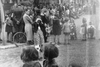 604776 Afbeelding van het bevrijdingsfeest in de Van Swindenstraat te Utrecht.